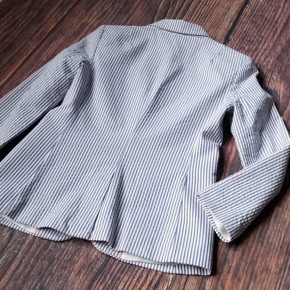 Banana Republic  Classic Fit Blazer in Preppy White Navy Stripes - Picture 10 of 15